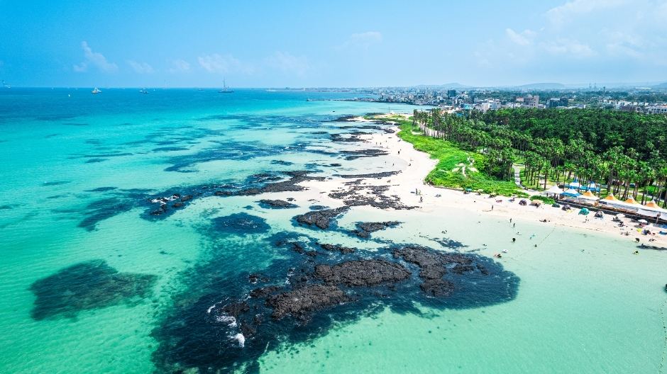 挟才海水浴场的浅蓝色海水